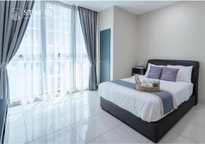 um quarto com uma cama e uma grande janela em Atria Sofo Suites - Petaling Jaya em Petaling Jaya