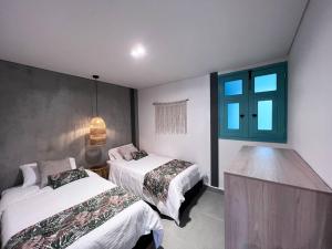 um quarto com 2 camas e uma janela em Parallelo loft Salento P5 em Salento