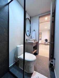 ein Badezimmer mit einem WC, einem Waschbecken und einem Spiegel in der Unterkunft Parallelo loft Salento P5 in Salento