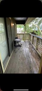 une terrasse couverte avec une table sur une terrasse en bois dans l'établissement Nice and cozy, à Huntsville