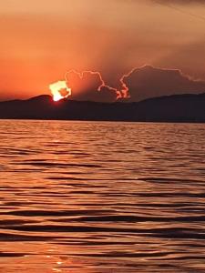 un coucher de soleil sur une grande étendue d'eau dans l'établissement Porquerolles - Nuit insolite à bord du Défi Fou, à Porquerolles