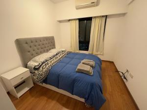 سرير أو أسرّة في غرفة في Dos ambientes en Caballito