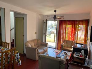 a living room with two chairs and a table at Comoda y amplia casa en Mercedes BsAs in Mercedes