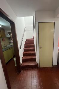 un escalier menant à une chambre avec porte. dans l'établissement Comoda y amplia casa en Mercedes BsAs, à Mercedes