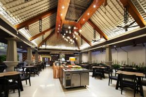 jadalnia ze stołami i krzesłami oraz stołówka w obiekcie Areca Resort and Spa - SHA Extra Plus w mieście Kathu