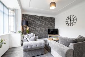 ein Wohnzimmer mit einem Sofa, Stühlen und einem TV in der Unterkunft Free Parking Contractor Leisure Close 2 Warrington in Burtonwood