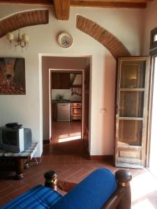 CollemezzanoにあるCase Vacanze Odifrediのリビングルーム(青いソファ、電子レンジ付)