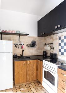 uma cozinha com armários pretos e uma placa de fogão branca. em Apartments Castello Risano em Risan