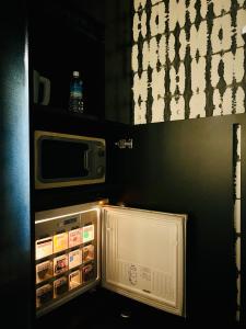 Kami-seya的住宿－Asokono Hotel，冰箱,门开,微波炉旁