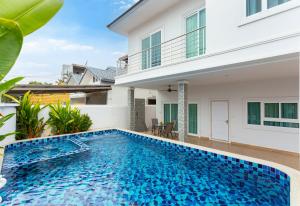 ein Swimmingpool vor einer Villa in der Unterkunft Relax Pool Villa Near Walking Street,jacuzzi ,BBQ 5Bed 6Bath City house54 in Pattaya South