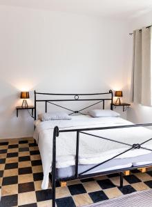 A bed or beds in a room at Apartments Castello Risano