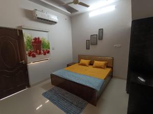 Кровать или кровати в номере Leela Homestay Jabalpur - Lily - 2 BHK Luxury appartment