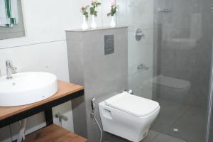 PīrmedにあるSTREAMVIEWS@panのトイレ、洗面台、シャワー付きのバスルーム +44枚の写真