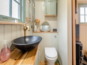 baño con lavabo negro y aseo en Longwool Lookout en Hemingby