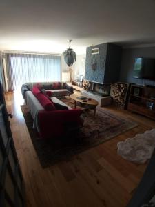 ein Wohnzimmer mit einem Sofa und einem Tisch in der Unterkunft Turkish Retreat in Saadet