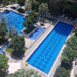 una vista sul soffitto di due grandi piscine blu di Luxury 2 Bedroom Suite with Full Burj Khalifa View a Dubai