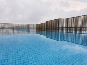 Bazén v ubytování KLCC 6pax family studio wi-fi nebo v jeho okolí