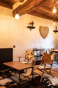 Place of charm and tranquility HUT7558 في أوردينو: غرفة بها كراسي وطاولة وقلب على الحائط