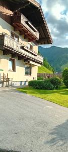 O vedere generală la munți sau o vedere la munte luată de la acest apartament