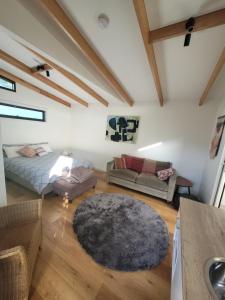 sala de estar con sofá y alfombra en Bayside Bungalow, en Cheltenham