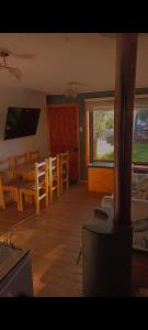 - une cuisine et une salle à manger avec une table et des chaises dans l'établissement Cabañas central Lebu, à Lebu