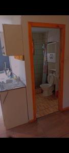 La petite salle de bains est pourvue d'un lavabo et de toilettes. dans l'établissement Cabañas central Lebu, à Lebu