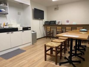 une pièce avec une table et des chaises et une cuisine dans l'établissement SPA-RESORT Ryugunotukai - Vacation STAY 34897v, à Inatori