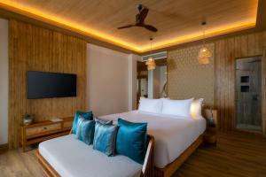 Ein Bett oder Betten in einem Zimmer der Unterkunft Sinae Phuket - SHA Extra Plus
