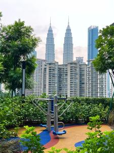 vista su uno skyline della città con edifici alti di EATON RESIDENCE AT KLCC a Kuala Lumpur