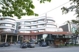 un edificio con coches estacionados frente a él en Delora Hotel and Suites en Chtaura