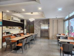 un restaurante con mesas y sillas en una habitación en 家家商務旅館 Jia-Jia Business Hotel en Luodong
