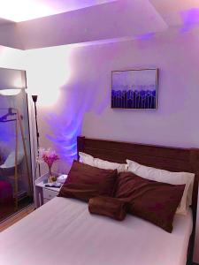 Ein Bett oder Betten in einem Zimmer der Unterkunft Alya Suite at The Celandine Private Residences