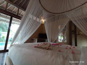 Postel nebo postele na pokoji v ubytování Villa Heaven Gili Trawangan + 85 fotografií