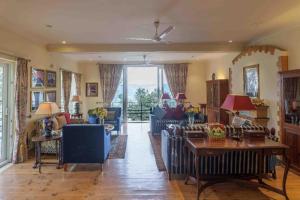 Χώρος καθιστικού στο Raman Villa, Shimla, amã Stays & Trails