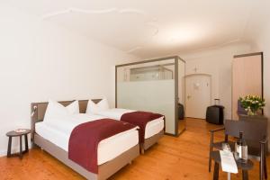 Ein Bett oder Betten in einem Zimmer der Unterkunft Hotel Kloster Fischingen
