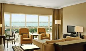TV a/nebo společenská místnost v ubytování Sheraton Khalidiya Hotel