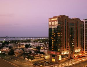 un grand bâtiment avec un panneau sur son côté dans l'établissement Sheraton Khalidiya Hotel, à Abu Dhabi
