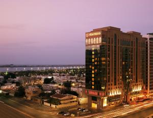 Un edificio alto con un cartel al costado. en Sheraton Khalidiya Hotel, en Abu Dabi