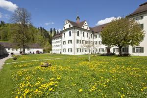 ein großes weißes Gebäude mit gelben Blumen in der Unterkunft Hotel Kloster Fischingen in Fischingen