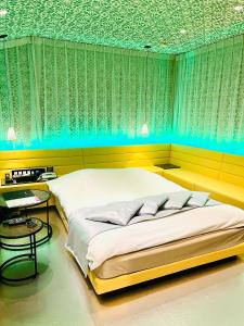Postel nebo postele na pokoji v ubytování Asokono Hotel