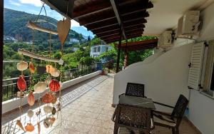 un balcone di una casa con tavolo e sedie di On The Rocks a Qeparo