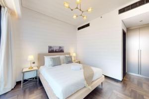 Un pat sau paturi într-o cameră la O Ten, Al Jaddaf - Locations