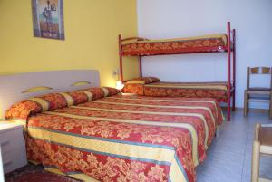 2 Betten in einem Hotelzimmer mit 2 Etagenbetten in der Unterkunft Hotel Ragno in Lido di Jesolo