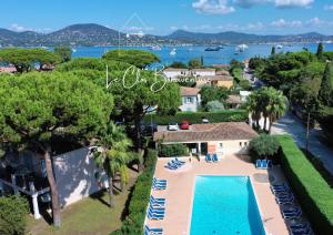 einen Luftblick auf ein Resort mit einem Pool in der Unterkunft Chant des Vagues Saint Tropez VIII in Saint-Tropez