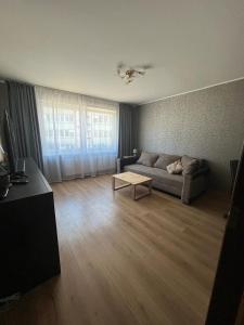 sala de estar con sofá y mesa en Atmodas 70, en Jelgava