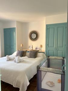 1 dormitorio con 2 camas, armarios azules y espejo. en Bungalow Tropical nº6 - Son Xoriguer, en Son Xoriguer