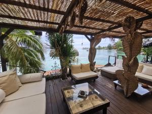 Posezení v ubytování Hôtel Fenua Mata'i'oa