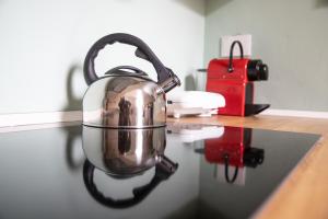 Una tetera colgada en la encimera de la cocina. en Casa Barco Firenze, en Florencia