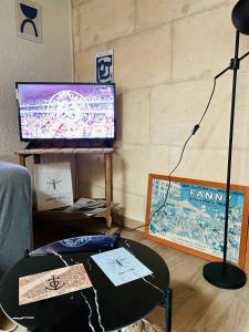 En tv och/eller ett underhållningssystem på Duplex de charme 80m2 au coeur d'Arles, 2 chambres