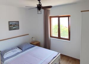 Postel nebo postele na pokoji v ubytování Aldos House